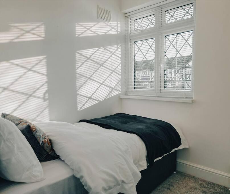 Homely & Peaceful Living Space Morden  Екстериор снимка