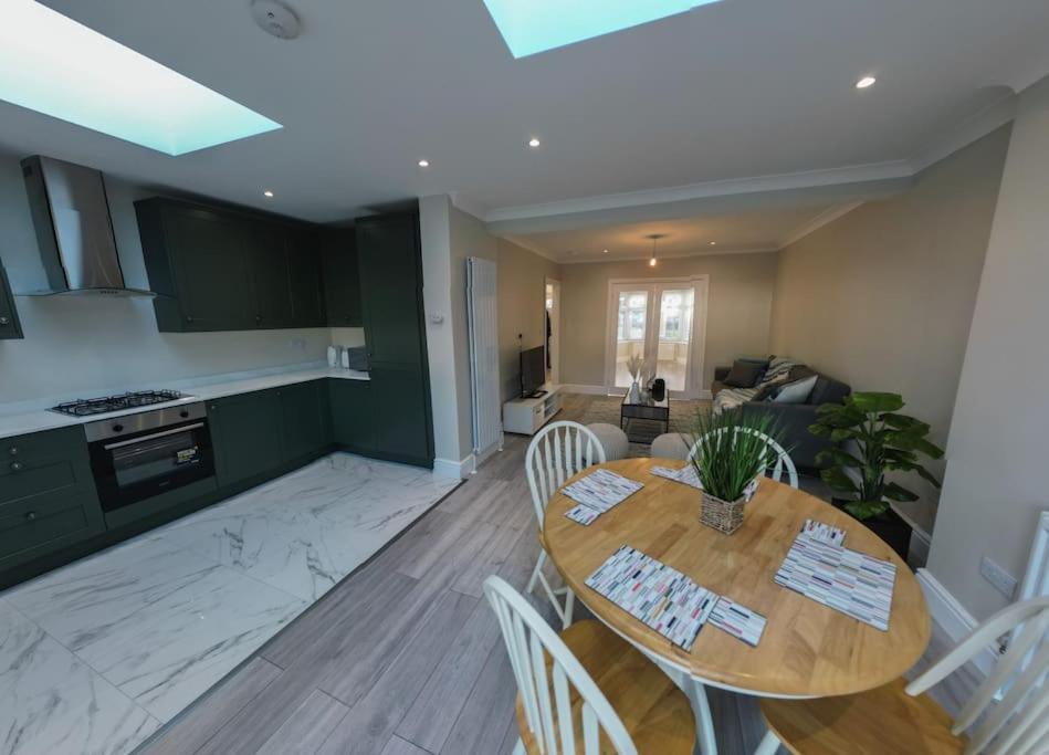Homely & Peaceful Living Space Morden  Екстериор снимка